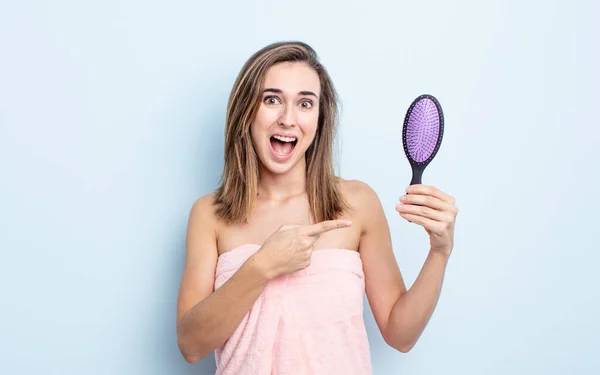 Genç Güzel Bir Kadın Heyecanlı Şaşırmış Görünüyor Saç Fırçası Konsepti — Stok fotoğraf