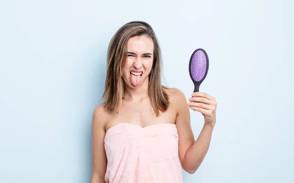 Jeune Jolie Femme Sentant Dégoûtée Irritée Langue Concept Brosse Cheveux — Photo