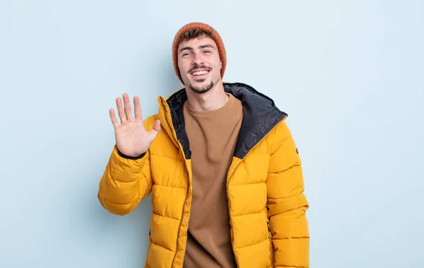 Joven Hombre Guapo Sonriendo Felizmente Saludándote Con Mano Dándote Bienvenida — Foto de Stock