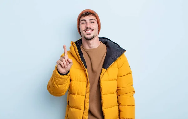 Jovem Bonito Homem Sorrindo Olhando Amigável Mostrando Número Conceito Inverno — Fotografia de Stock