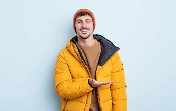 Joven Hombre Guapo Sonriendo Alegremente Sintiéndose Feliz Mostrando Concepto Concepto — Foto de Stock