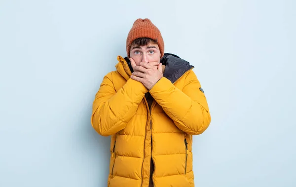 Młody Przystojniak Zakrywający Usta Dłońmi Szoku Koncepcja Zimy — Zdjęcie stockowe