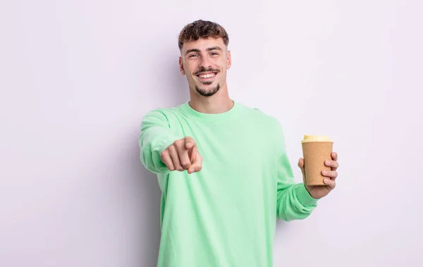 Mladý Pohledný Muž Ukazující Kameru Který Vybral Tebe Odnést Kávu — Stock fotografie