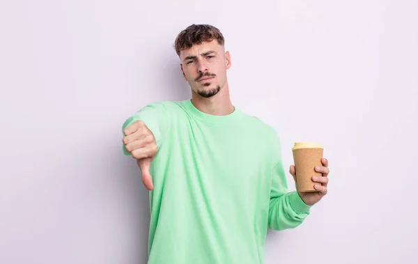 Mladý Pohledný Muž Cítí Rozmrzelý Ukazuje Palce Dolů Odnést Kávu — Stock fotografie