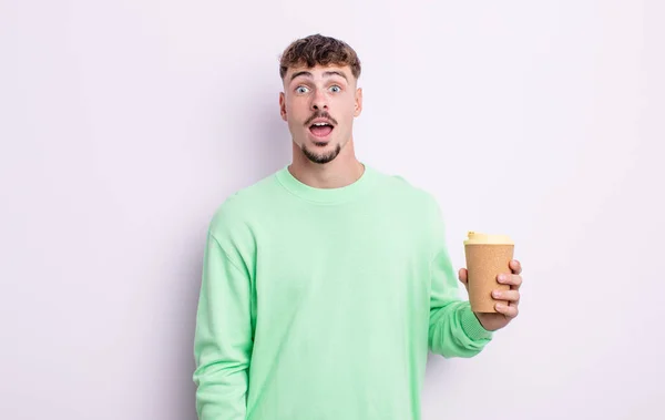 Mladý Pohledný Muž Vypadá Velmi Šokovaně Nebo Překvapeně Odnést Kávu — Stock fotografie