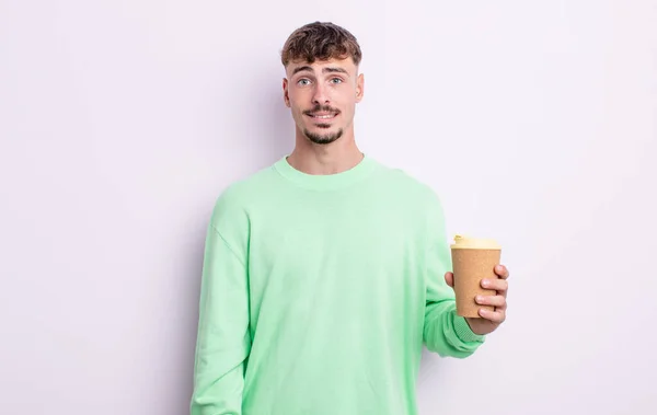 Jonge Knappe Man Die Verbaasd Verward Kijkt Meeneemt Koffie Concept — Stockfoto