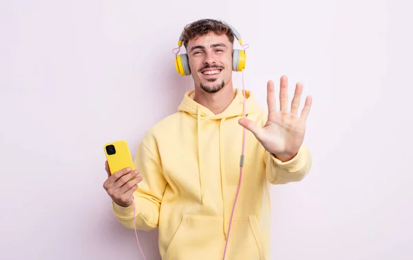 Jovem Bonito Homem Sorrindo Olhando Amigável Mostrando Número Cinco Conceito — Fotografia de Stock