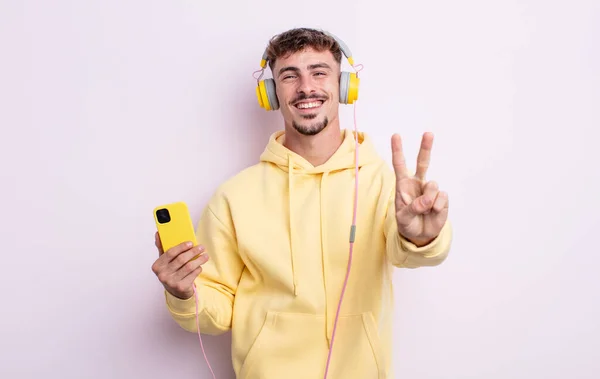 Jonge Knappe Man Glimlachend Vriendelijk Toont Nummer Twee Muziekconcept — Stockfoto