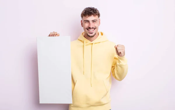 Jovem Homem Bonito Sentindo Chocado Rindo Celebrando Sucesso Conceito Tela — Fotografia de Stock