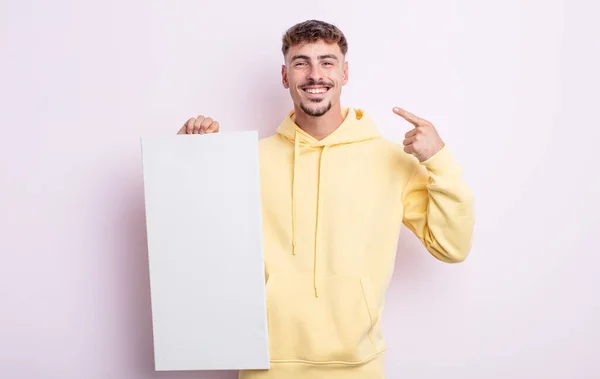 Jovem Bonito Homem Sorrindo Confiantemente Apontando Para Próprio Sorriso Largo — Fotografia de Stock