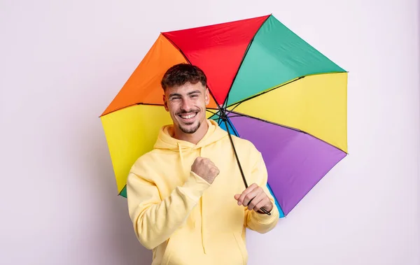 Joven Guapo Hombre Sintiéndose Feliz Frente Desafío Celebración Concepto Paraguas —  Fotos de Stock