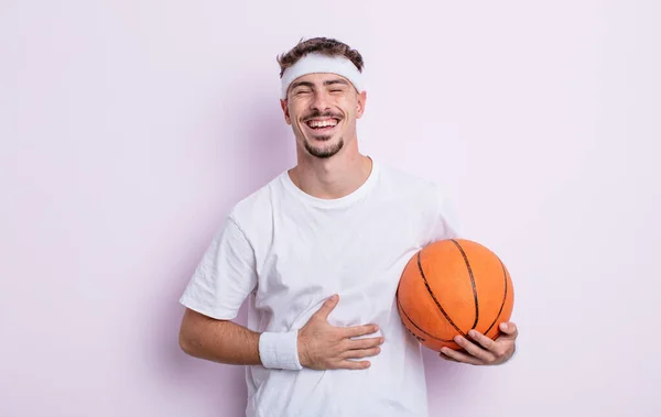 年轻英俊的男人听着笑话大声笑了出来 篮球概念 — 图库照片