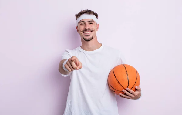 年轻英俊的男人指着相机选择了你 篮球概念 — 图库照片