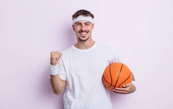 年轻英俊的男人感到震惊 笑着庆祝成功 篮球概念 — 图库照片