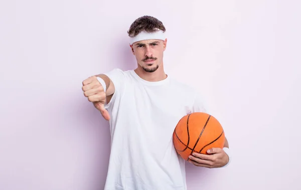 年轻英俊的男子感到很不舒服 大姆指朝下 篮球概念 — 图库照片