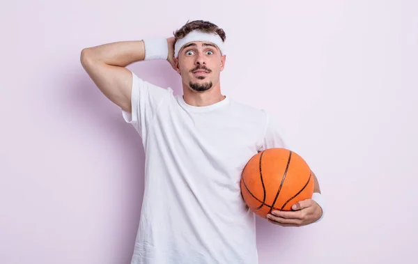 年轻英俊男子感到紧张 焦虑或害怕 双手放在头上 篮球概念 — 图库照片