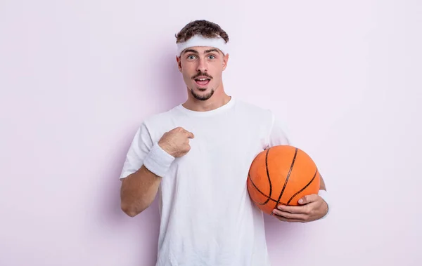 年轻英俊的男人感到快乐 带着兴奋的心情指着自己 篮球概念 — 图库照片