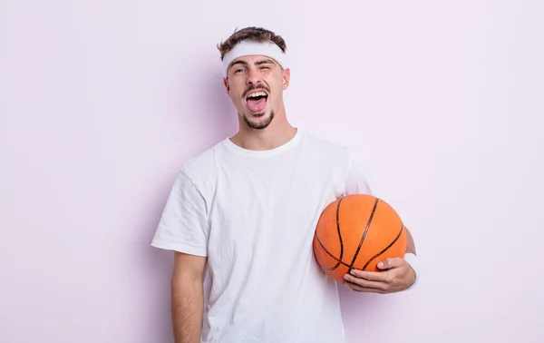年轻英俊的男人 性格开朗 爱开玩笑 爱吹牛 篮球概念 — 图库照片