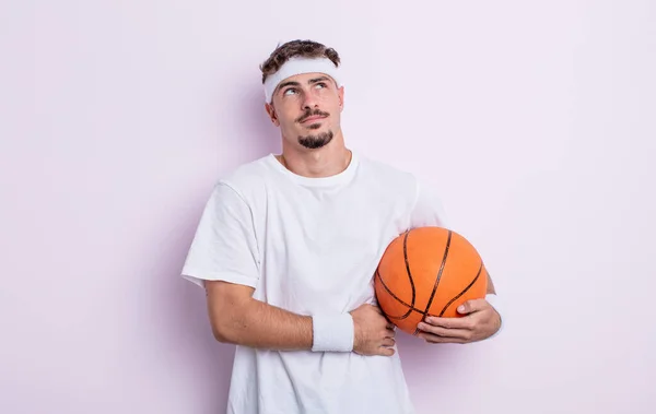年轻英俊的男子耸了耸肩 感到困惑和不确定 篮球概念 — 图库照片