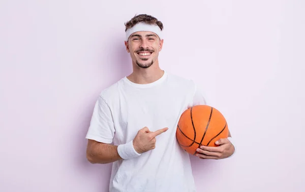 Joven Hombre Guapo Sonriendo Alegremente Sintiéndose Feliz Señalando Hacia Lado — Foto de Stock