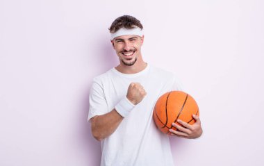 Genç yakışıklı adam kendini mutlu hissediyor ve bir meydan okumayla yüzleşiyor ya da kutluyor. Basketbol konsepti