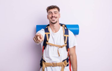 Genç ve yakışıklı bir adam kamerayı işaret ederek seni seçiyor. Yürüyüş konsepti