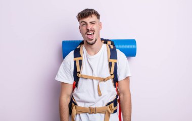 Genç, yakışıklı, neşeli ve asi tavırlı, şaka yapan ve dilini dışarı çıkaran bir adam. Yürüyüş konsepti