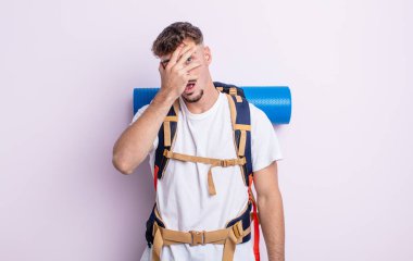 Genç, yakışıklı adam şok olmuş, korkmuş ya da korkmuş görünüyor. Yürüyüş konsepti