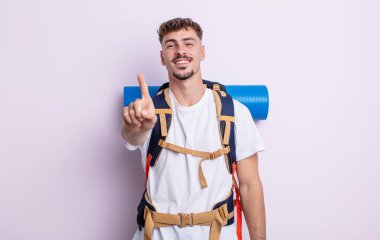 Genç yakışıklı adam gururla gülümsüyor ve kendinden emin bir numara oluyor. Yürüyüş konsepti