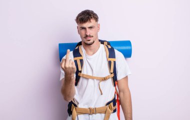 Genç ve yakışıklı bir adam sinirli, sinirli, asi ve agresif hissediyor. Yürüyüş konsepti