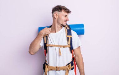 Genç ve yakışıklı adam stresli, endişeli, yorgun ve hayal kırıklığına uğramış hissediyor. Yürüyüş konsepti