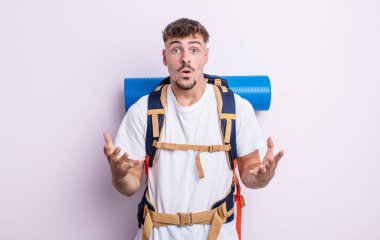 Genç yakışıklı adam, inanılmaz bir sürprizle şaşkına dönmüş ve hayrete düşmüştü. Yürüyüş konsepti