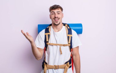 Genç yakışıklı adam kendini mutlu hissediyor, bir çözüm ya da fikir bulduğuna şaşırıyor. Yürüyüş konsepti