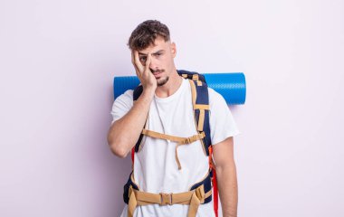 Genç yakışıklı bir adam bıkkın, hayal kırıklığına uğramış ve yorucu bir geceden sonra uykulu hissediyor. Yürüyüş konsepti