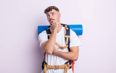 Genç yakışıklı düşünen, kuşkulu ve kafası karışık bir adam. Yürüyüş konsepti