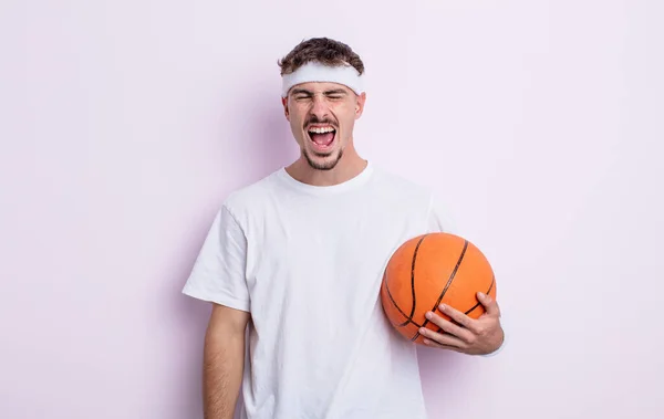 年轻英俊的男人大喊大叫 看上去很生气 篮球概念 — 图库照片