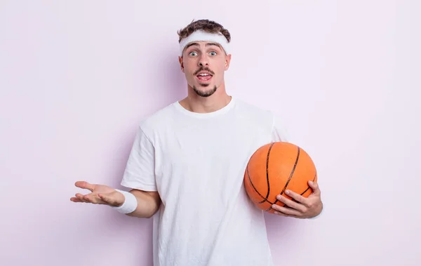 Young Handsome Man Amazed Shocked Astonished Unbelievable Surprise Basketball Concept — Stock Photo, Image