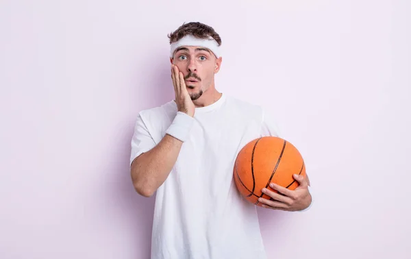 Junger Gutaussehender Mann Der Schockiert Und Verängstigt Ist Basketball Konzept — Stockfoto