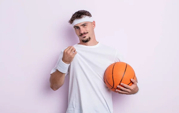 Jonge Knappe Man Die Arrogant Succesvol Positief Trots Uitziet Basketbalconcept — Stockfoto