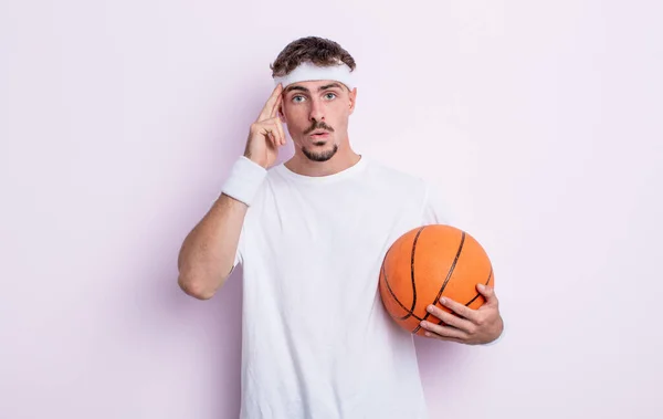 年轻英俊的男人看上去很惊讶 意识到了一个新的想法 想法或概念 篮球概念 — 图库照片
