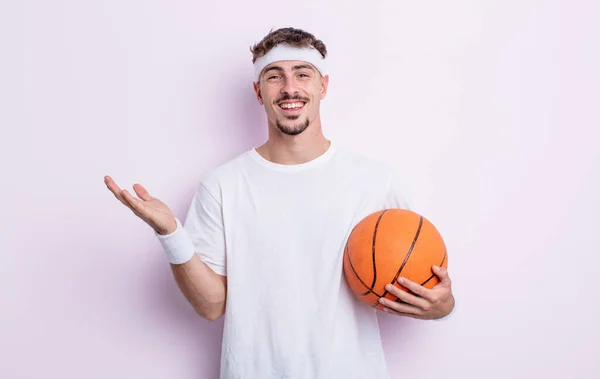 年轻英俊的男人感到快乐 惊讶地发现了一个解决方案或主意 篮球概念 — 图库照片