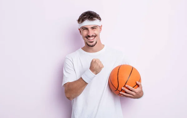 年轻英俊的男人感到快乐 面对挑战或庆祝 篮球概念 — 图库照片