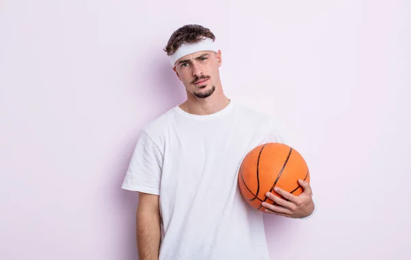 Jonge Knappe Man Die Zich Verward Verward Voelt Basketbalconcept — Stockfoto