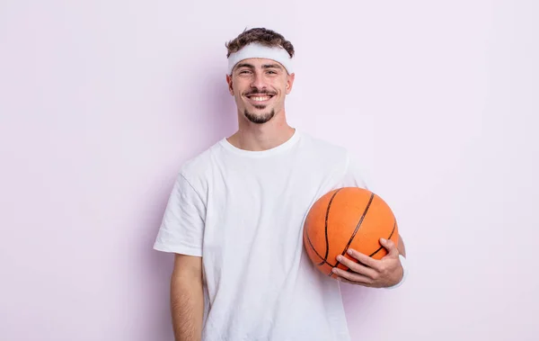 Mladý Pohledný Muž Který Vypadá Šťastně Mile Překvapeně Basketbalový Koncept — Stock fotografie