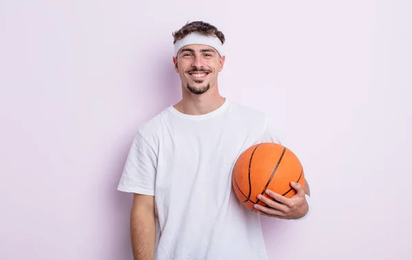 Jeune Homme Beau Regard Heureux Agréablement Surpris Concept Basket — Photo