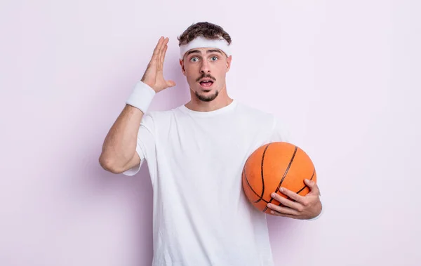 Junger Gutaussehender Mann Schreit Mit Erhobenen Händen Die Luft Basketball — Stockfoto