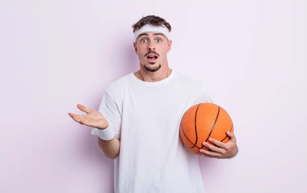 Der Junge Gutaussehende Mann War Extrem Schockiert Und Überrascht Basketball — Stockfoto