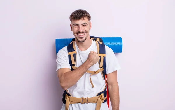 Jovem Homem Bonito Sentindo Feliz Enfrentando Desafio Celebrando Conceito Caminhante — Fotografia de Stock