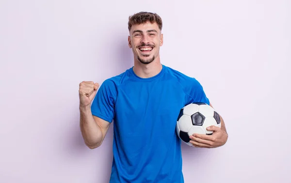 Genç Yakışıklı Adam Şok Olmuş Hissediyor Gülüyor Başarıyı Kutluyor Futbol — Stok fotoğraf