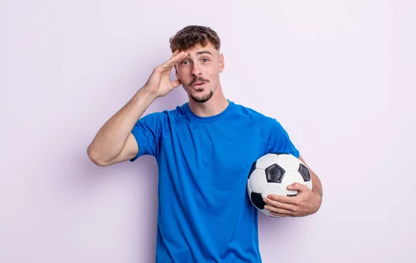 Genç Yakışıklı Adam Mutlu Şaşkın Şaşırmış Görünüyor Futbol Kavramı — Stok fotoğraf